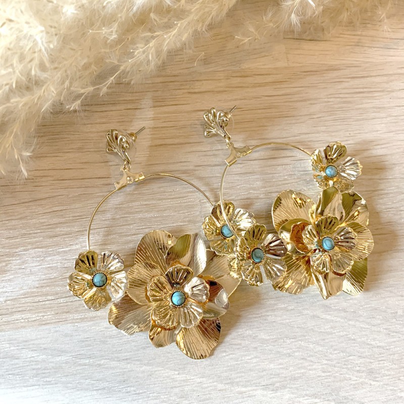 Boucles d'oreilles avec fleurs dorées