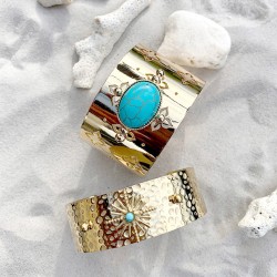 Manchette martelée dorée avec turquoise