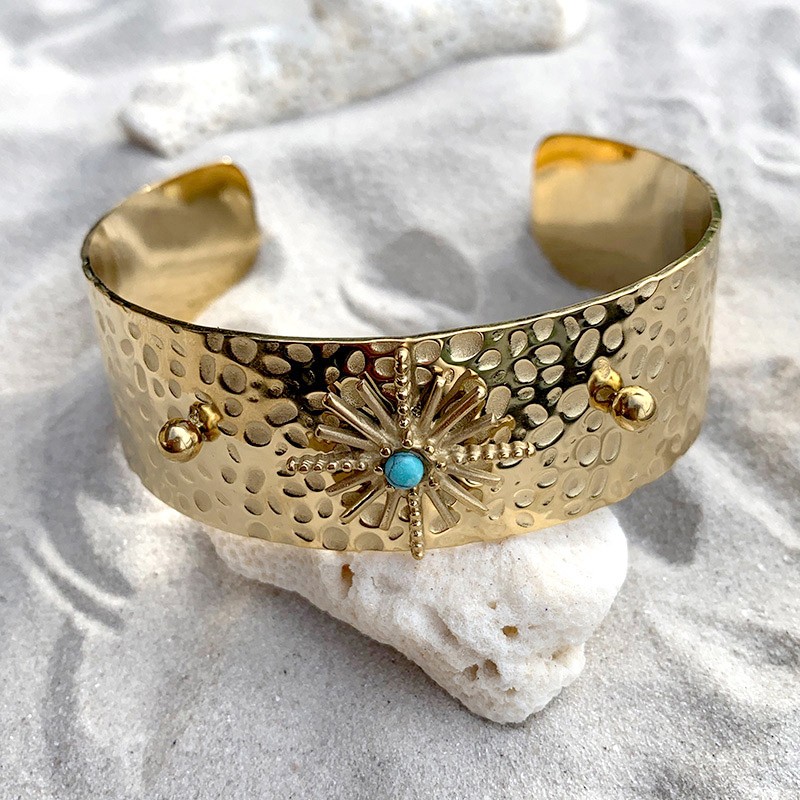 Manchette martelée dorée avec turquoise