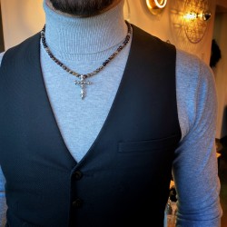 Collier perles avec croix