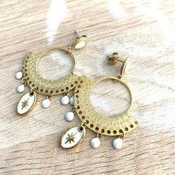 Boucles d'oreilles dorées et blanches