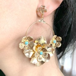 Boucles d'oreilles avec fleurs dorées